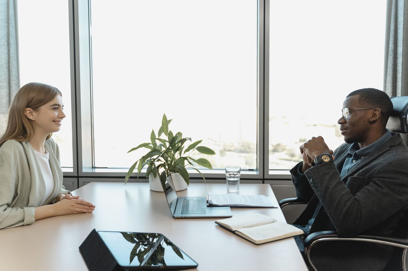 Comment optimiser le suivi de temps de travail avec une pointeuse ?